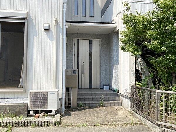 屋根があるので、荷物が多い雨の日でも直接雨が当らないので安心です。セキュリティー対策として使えるモニタ付きインターホンが付いています。