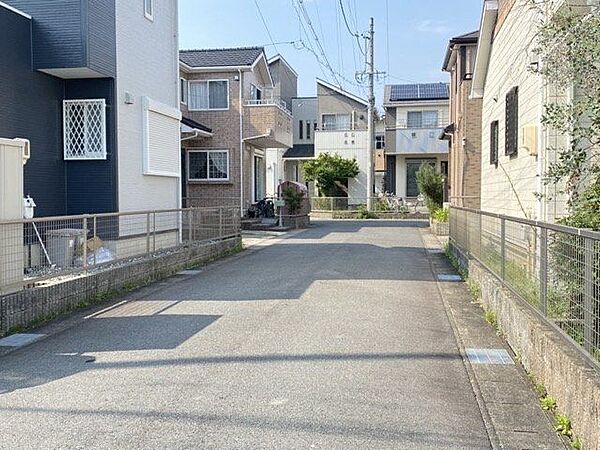 東側(公道)幅 約5.0m 間口 約6.00mあります。