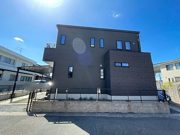 黒やダークグレーを基調とした外壁が、重厚感とモダンな雰囲気を演出しています。