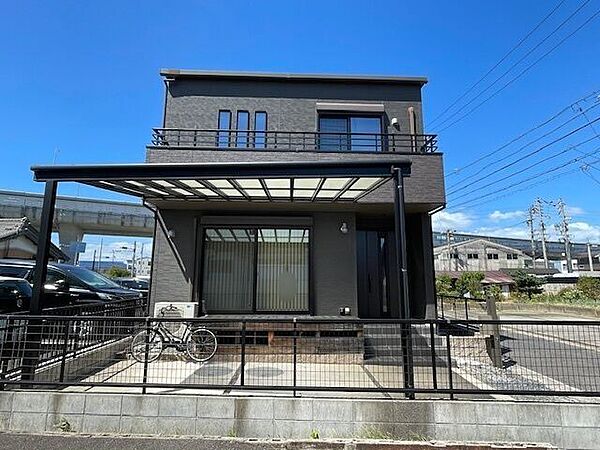 フェンス、カーポートのフレーム、窓サッシ、バルコニーの手すりがすべて黒で統一されており、全体のデザインが引き締まっています。
