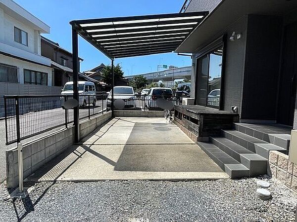 1階の駐車スペース上に設置されたカーポートやバルコニー付き