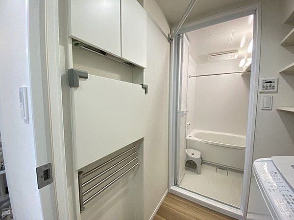 洗濯機の背面には折りたたみ収納があり、洗濯物をすぐに畳んで収納することができます！首振り物干しがあり、浴室で使ったタオルなど家族の分までたくさん干すことが出来ます♪