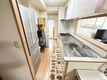 (居住中につき画像を加工しています。)キッチンの様子です。カウンターキッチンなのでリビングを見渡すことができます。