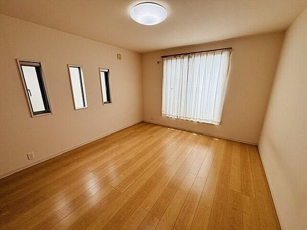 2階　9帖の洋室です。バルコニーに繋がるお部屋です。