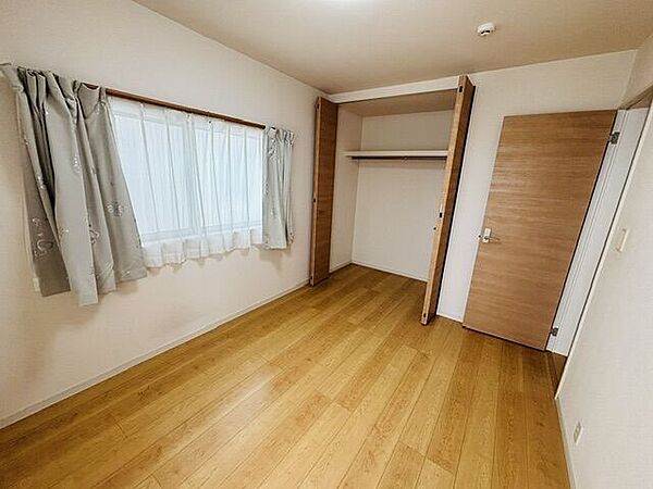 2階　南側6帖の洋室です。バルコニーに繋がるお部屋です。