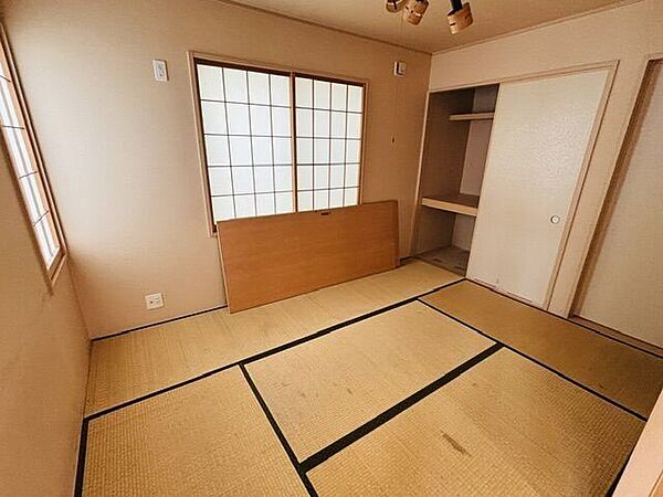 1階　LDK横の6帖の和室です。