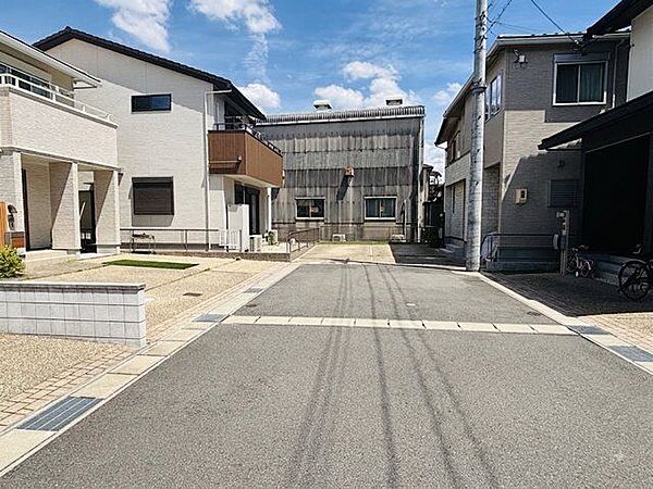 西側前面道路　約6.0ｍございます。