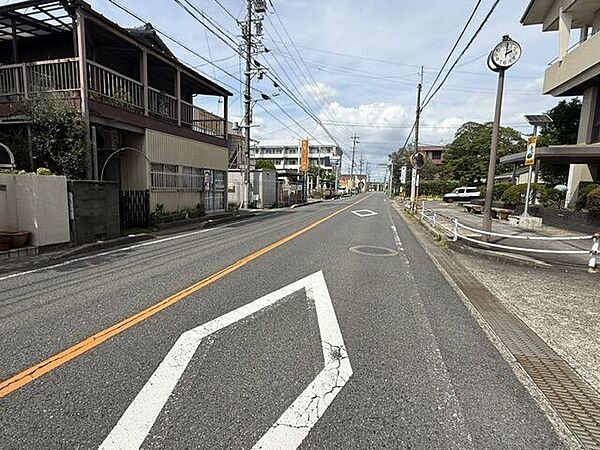 南東側前面道路　約8.3ｍございます。