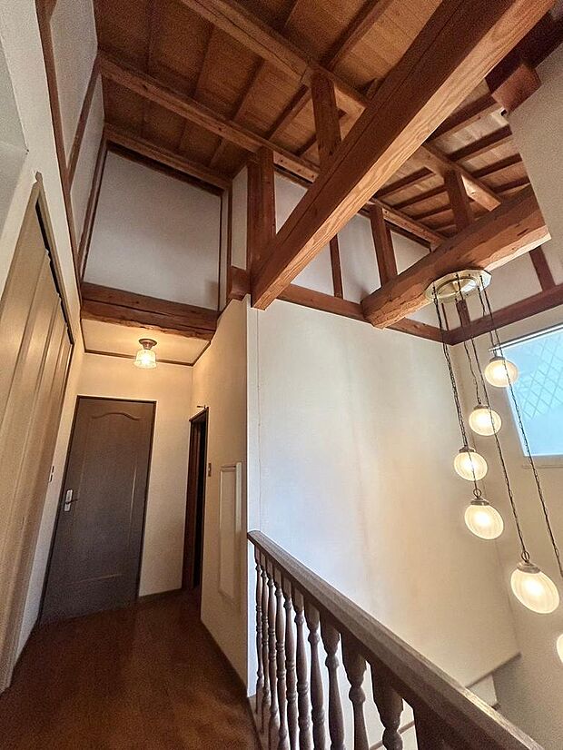 玄関から2階への吹き抜けの開放感に圧倒されます♪立派な梁で造りの良さをお分かり頂けますでしょうか。