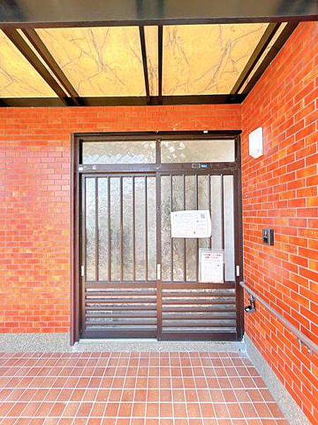 【リフォーム済】玄関の様子です。扉が大きいので、お荷物を運ぶ際も便利です。モニター付きのインターホンや照明器具も設置いたしました。