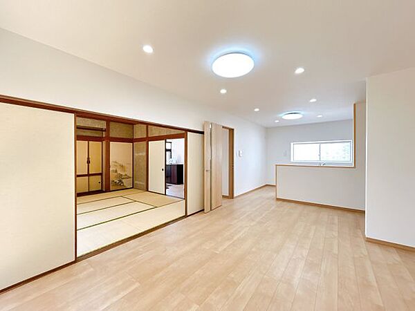 【リフォーム済】リビングの拡張工事を行いました。広さは約15.25帖です。南側の窓から暖かな日が差し込む、開放的な空間へと生まれ変わりました。