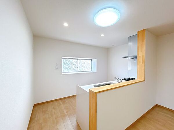 【リフォーム済】リビングのキッチンは新しいものへと交換いたしました。対面式へと変わりましたので、キッチンに立っていてもご家族皆様との会話を遮りません。