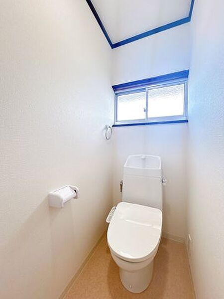 【リフォーム済】トイレは温水洗浄機能付きに新品交換しました。キズや汚れが付きにくい加工が施してあるのでお手入れが簡単です。直接肌に触れるトイレは新品が嬉しいですよね。