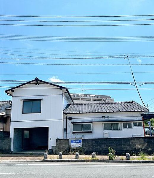 【リフォーム済】駐車スペースは、しっかりとしたガレージに確保されています。雨風を凌いでくれるので、ありがたいですね。大通りに面しておりますので、お車の出し入れもしやすく、運転の際安心です。
