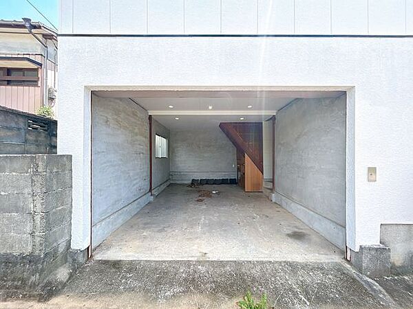 【リフォーム済】車庫内部の様子です。中にはお車だけでなく、小道具等も収納することが可能です。室内に収納しにくいお荷物があっても、こちらへ置くことが可能ですね。