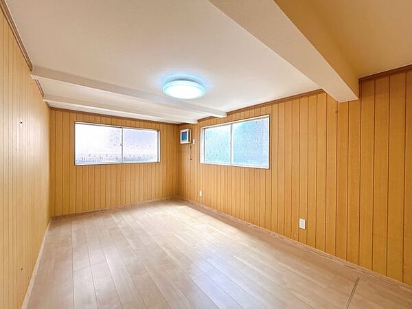 【リフォーム済】一階の洋室です。約8帖の広さがあります。十分な広さがありますので、ご家族皆様の主寝室にもいかがでしょうか。