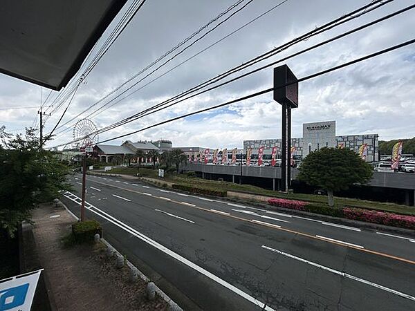 サカイ　荒尾店 二階洋室からの眺望です。窓からは遊園地・グリーンランドを望むことができます。通りには飲食店も充実しておりますので、ご家族でのお出かけ場所に困りません。お子様とお過ごしする休日が楽しみ…
