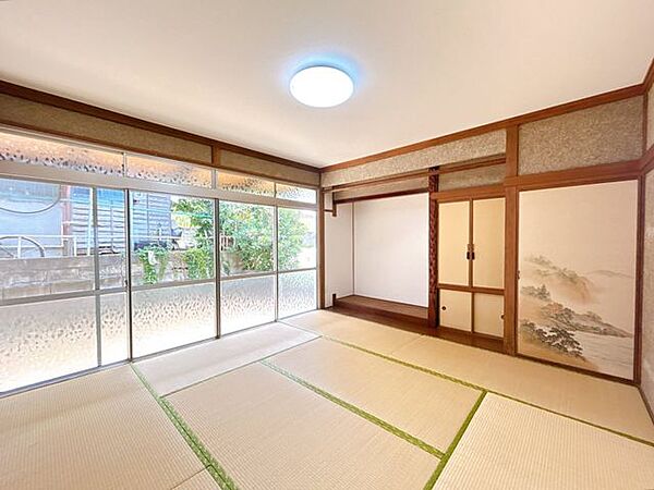 【リフォーム済】一階の和室は畳の表替えを行いました。リビングと隣接しておりますので、ふすまを開ければどこにいてもご家族皆様との会話を楽しめます。