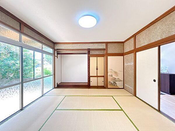 【リフォーム済】居室は南側に面しておりますので、日当たり良好で明るいです。収納がついておりますので、お洋服などをすっきりと収納することができます。