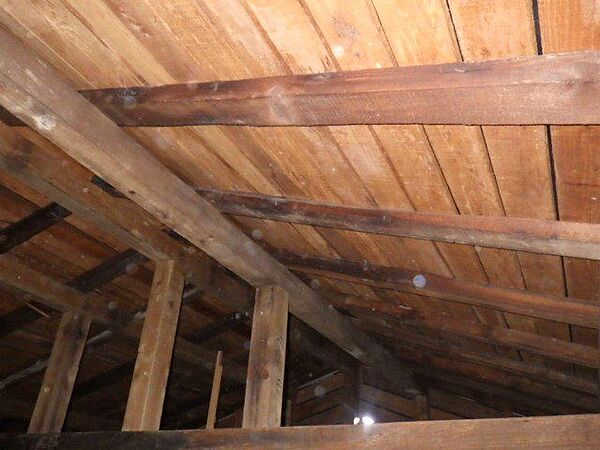 屋根裏に雨漏れ跡や木材の腐食等が無いか確認しております