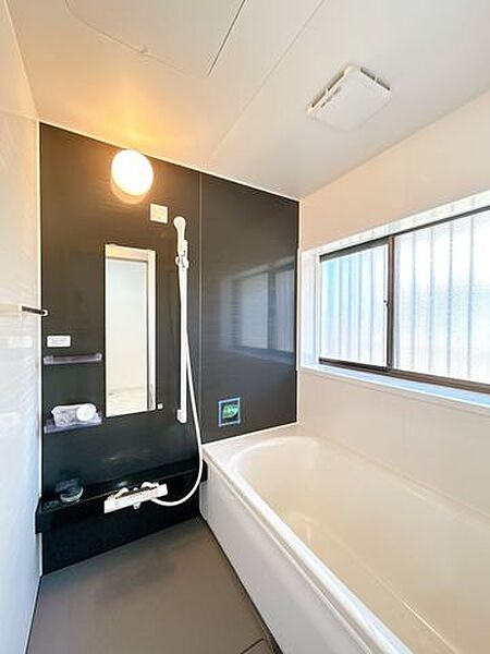 【リフォーム済】【8/2撮影】浴室はハウステック製の新品のユニットバスに交換しています。浴槽には滑り止めの凹凸があり、床は濡れた状態でも滑りにくい加工がされている安心設計です。