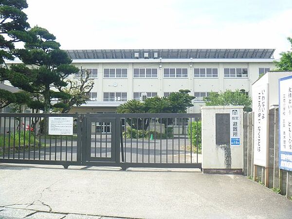 三池小学校まで1500m（徒歩19分）です。