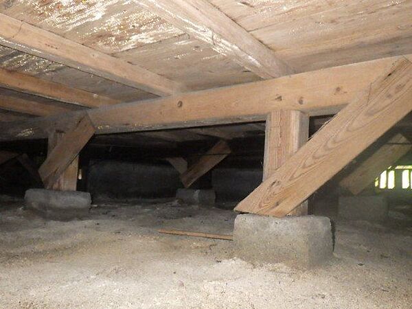 中古住宅の3大リスクである、雨漏り、主要構造部分の欠陥や腐食、給排水管の漏水や故障を2年間保証します。その前提で床下まで確認の上でリフォームし、シロアリの被害調査と防除工事もおこないます。