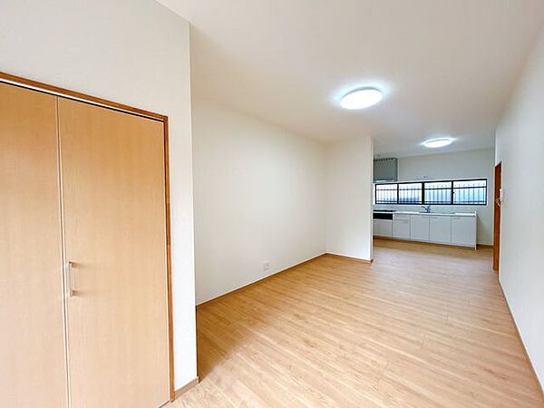【リフォーム済】リビングの写真になります。2部屋をつなげて、約15帖のリビングへと拡張いたしました。家族が集まりやすい開放的な空間に生まれ変わりました。