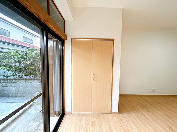 【リフォーム済】リビングの南側には収納を新設いたしました。建具がついておりますので、リビングから物を見せずに収納いただけます。