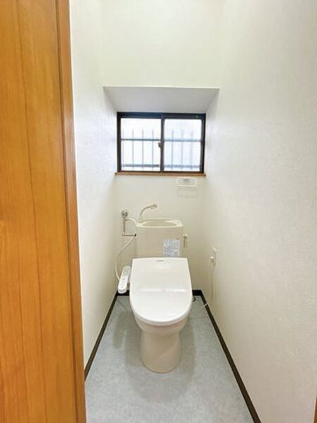 【リフォーム済】トイレは温水洗浄機能付きに新品交換しました。キズや汚れが付きにくい加工が施してあるのでお手入れが簡単です。直接肌に触れるトイレは新品が嬉しいですよね。