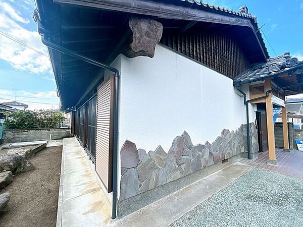 【リフォーム済】外観写真になります。外壁塗装工事を行いました。白基調の色味で、和風な造りのお家に馴染みます。