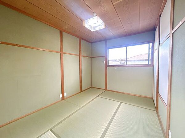 【リフォーム済】2階和室の写真になります。畳の表替えと、ふすまの張替を行いました。