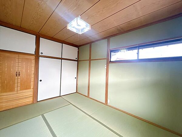 【リフォーム済】2階和室の写真になります。畳の表替えと、ふすまの張替を行いました。