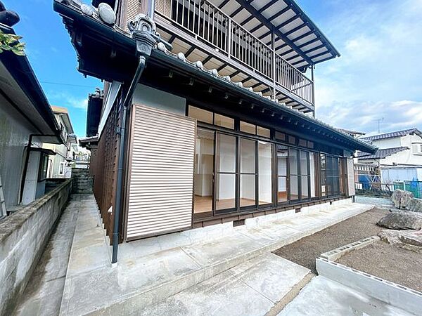【リフォーム済】お庭の写真になります。一階のリビングと居室が全て南側にございますので、どこにいても明るいお家となっております。