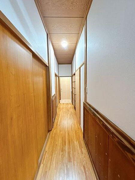 【リフォーム済】廊下の写真になります。クロスの張替・照明交換を行いました。