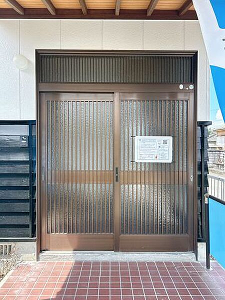 【リフォーム済】玄関の外観写真になります。玄関のカギは交換予定となっております。軒の部分は塗装仕上げのよていです。