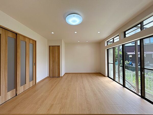 【リフォーム済】キッチンから見たリビングの写真になります。