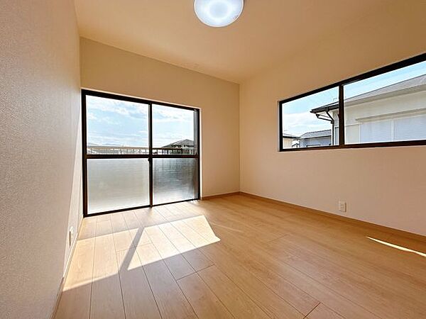 【リフォーム済】二階5帖の洋室の別角度の写真になります。