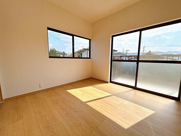 【リフォーム済】二階4.5帖の洋室の写真になります。二面採光で日当たりも良く、日中は暖かいお部屋となっております。
