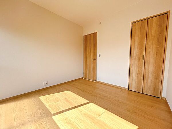 【リフォーム済】二階4.5帖の別角度の写真になります。