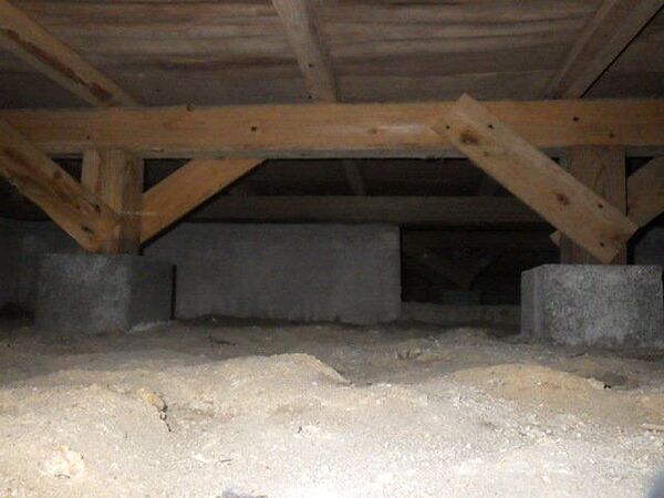 中古住宅の3大リスクである、雨漏り、主要構造部分の欠陥や腐食、給排水管の漏水や故障を2年間保証します。その前提で床下まで確認の上でリフォームし、シロアリの被害調査と防除工事もおこないます。