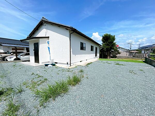 【リフォーム済】別角度の現地外観写真です。人工芝と砕石で仕上げています。
