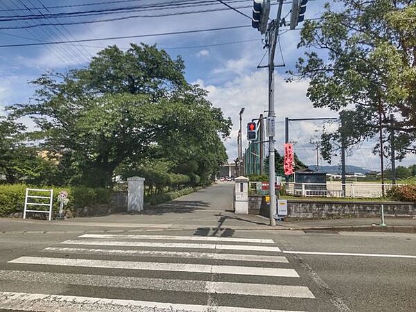 瀬高中学校まで450m（徒歩6分）です。