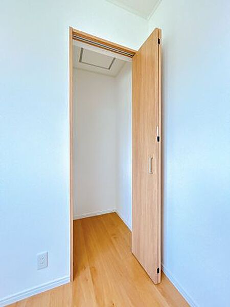 【リフォーム済】南側洋室の収納写真です。