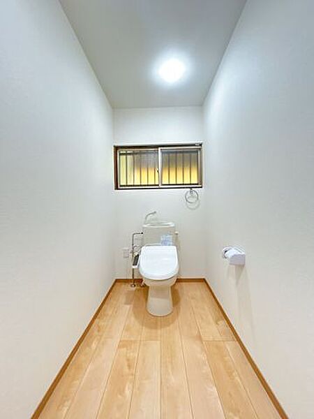 【リフォーム済】トイレは温水洗浄機能付きに新品交換しています。表面は凹凸がないため汚れが付きにくく、継ぎ目のない形状でお手入れが簡単です。節水機能付きなのでお財布にも優しいですね。