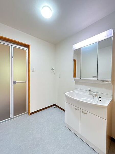 【リフォーム済】洗面化粧台はパナソニック製の新品に交換しています。間口75cmの大型の洗面ボウルは洗顔・洗髪はもちろん、つけ置き洗いにも使えます。コンセント付きです。