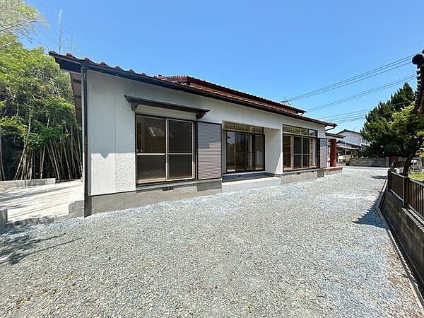【リフォーム済】別角度の現地外観写真です。外壁塗装工事を行っています。