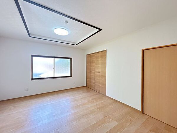 【リフォーム済】7.5帖洋室写真です。床材交換・クロス張替え・照明交換等行っています