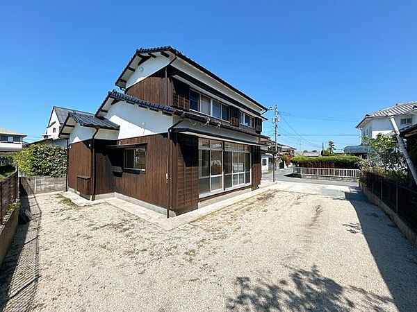 【リフォーム済】別角度の現地外観写真です。駐車場拡張工事や外壁屋根塗装工事を行っています。