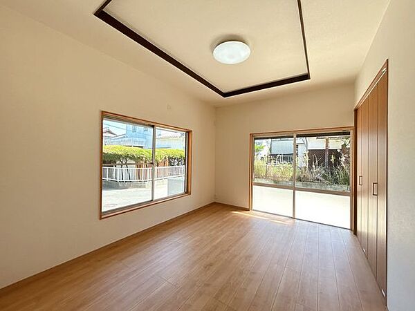 【リフォーム済】1階南東側洋室写真です。床材交換・クロス張替え・照明交換等行っています。
